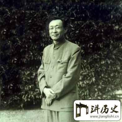 进入中央苏区不久，他从总编辑升为中央军委副主席兼总政治部主任