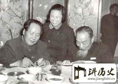 揭秘：建国后毛主席年夜饭吃剩菜，只因为工资不够花