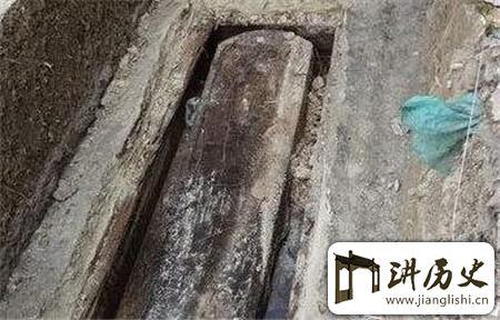 300年女尸复活：棺材里竟然满是抓痕?