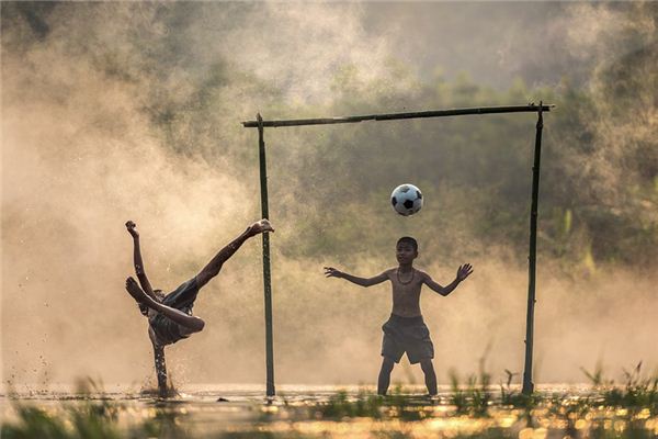 梦见踢足球是什么意思